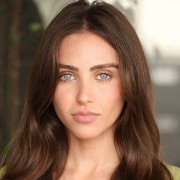 萊恩·紐曼 - 魔怪屋演員 飾演Little Girl (voice)