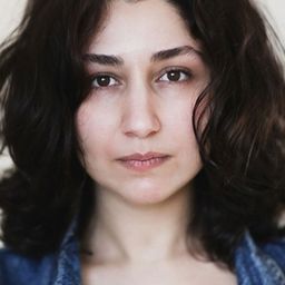 Katayoon Latif 飾演 Aida