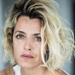 Aurélie Boquien 飾演 Madame Dunoyer