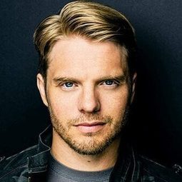 大衛·佩考 飾演 Jonathan