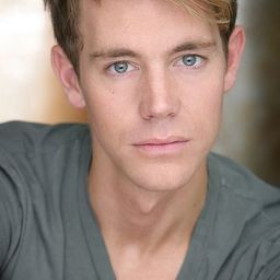 Justin Fix 飾演 August