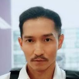 艾米爾·庫蘇墨 - 鬼咧號演員 飾演Investor