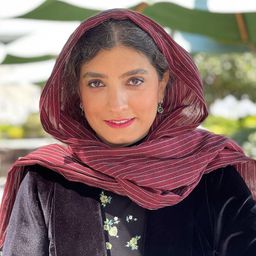 Bahareh Riahi 飾演 Hospital Receptionist