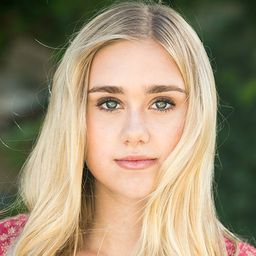 Emily Skinner 飾演 Nikki