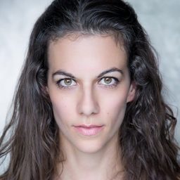 Amelie Leroy 飾演 Anka