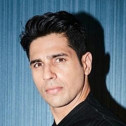 西哈夫·馬賀拉 - 卡普爾家的兒子們演員 飾演Arjun Kapoor