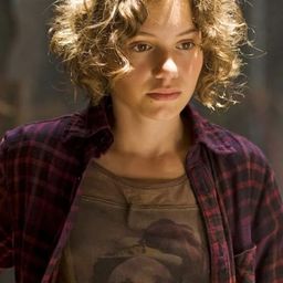 Valeria Eisenbart 飾演 George