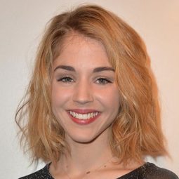 雅莉絲艾薩克 飾演 Joan of Arc (voice)