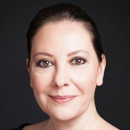 艾達·阿克塞 - 命定的一吻演員 飾演Reyhan