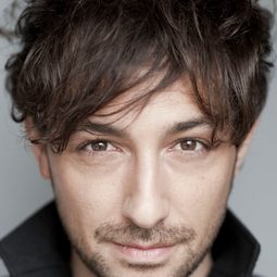 Alex Zane 飾演 Self - Host