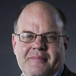 Mark Lawson 飾演 Self