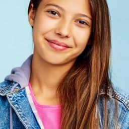 蒂根·謝勒斯 飾演 Angela