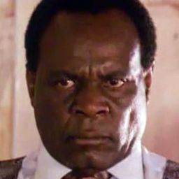 派屈克·恩德羅夫 飾演 Bra Pat