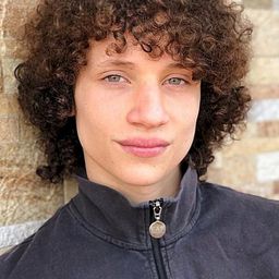 Matteo De Buono 飾演 Young Riccardo