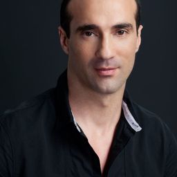 Rolando Raimjanov 飾演 Igor