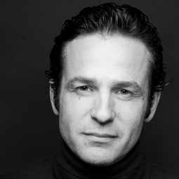 古斯塔沃·薩梅隆 飾演 