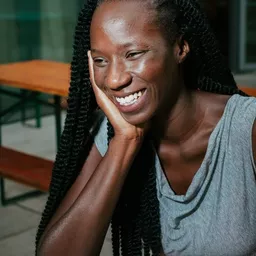 Aïcha Cissé 飾演 Binta