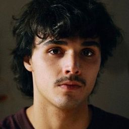 Enzo Oliver 飾演 Neizan