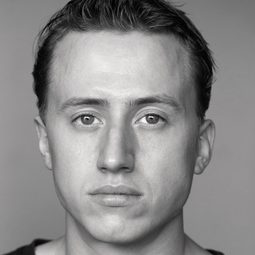 Theo Barklem-Biggs - 冏男四賤客演員 飾演Richard