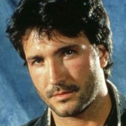 Jeff Speakman - 屠宰場岩石演員 飾演Cafe Patron