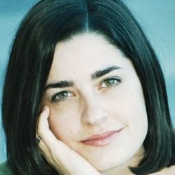 Megan Heffernan 飾演 Air Stewardess