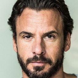 Stephan Luca 飾演 Luca