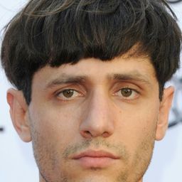 Agustín Toscano 飾演 Vespucio