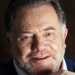 Bernard Fresson 飾演 commissaire Maréchal