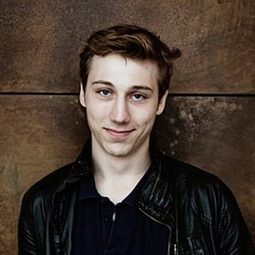 Moritz Leu 飾演 Philipp