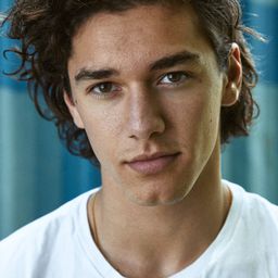 貝爾蒙特·卡梅利 飾演 Eli Stock