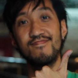 湯馬斯·納維利斯 飾演 Tan Tjin Han