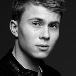 Lasse Fogelstrøm 飾演 Marcus