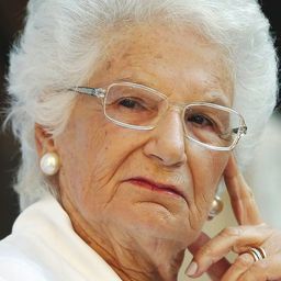 Liliana Segre 飾演 