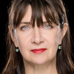 Maureen Beattie 飾演 Helen