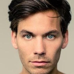 Alex Mills 飾演 Lukas