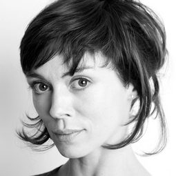 費歐娜·歐肖尼西 - 戰慄糖果屋演員 飾演Mother