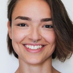 Melina Benett Paukkonen 飾演 Audrey