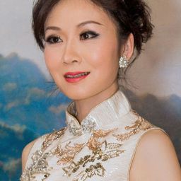 Crystal J. Huang 飾演 Chinese Survivor
