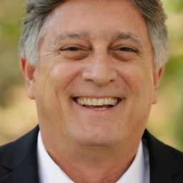 愛德華多·高維奧 飾演 Monsenhor José Maria