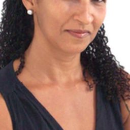 露西安娜·索莎 飾演 Antônia