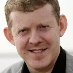 Colin McCredie 飾演 