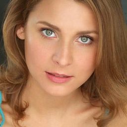 Michelle Lang 飾演 Becky