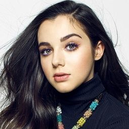 Alexa Nisenson 飾演 Shelly