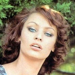 Nadiuska 飾演 Lina Rey