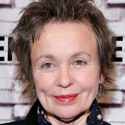 Laurie Anderson 飾演 Self