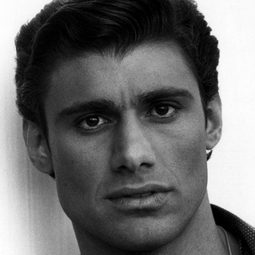 Steven Bauer 飾演 Anthony Quintana