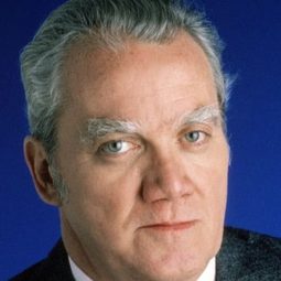 肯尼斯·麥米倫 飾演 Michael Schlumberg