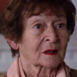 Monica Gubser 飾演 Grandmother