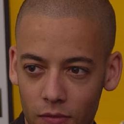 Ian Van Der Heyden 飾演 Patrick Mundy