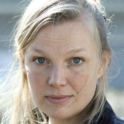 Rahel Hubacher 飾演 Cashier